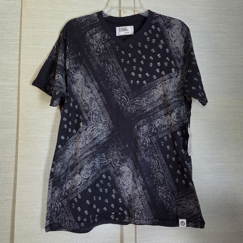 FREE PLANET 100% cotton Black and Gray Skull Paisley Patterned Tee NWT adult L
